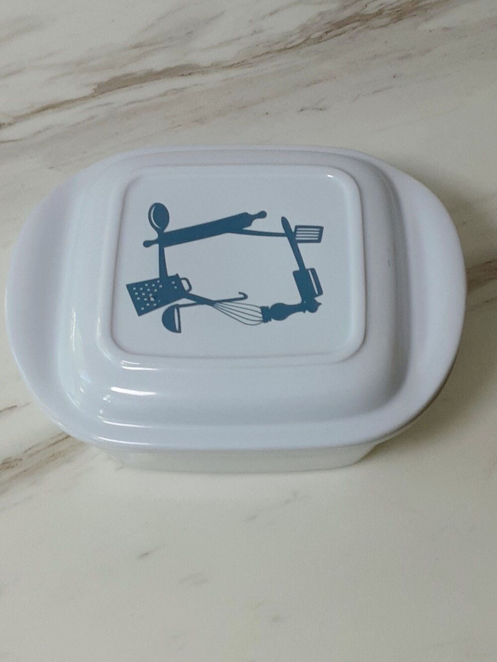CHANTAL Covered Casserole Dish Make & Take Blue Utensil Graphic 2 Qt 93-MT20